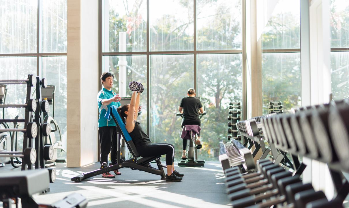 Training teaching someone lifting weights